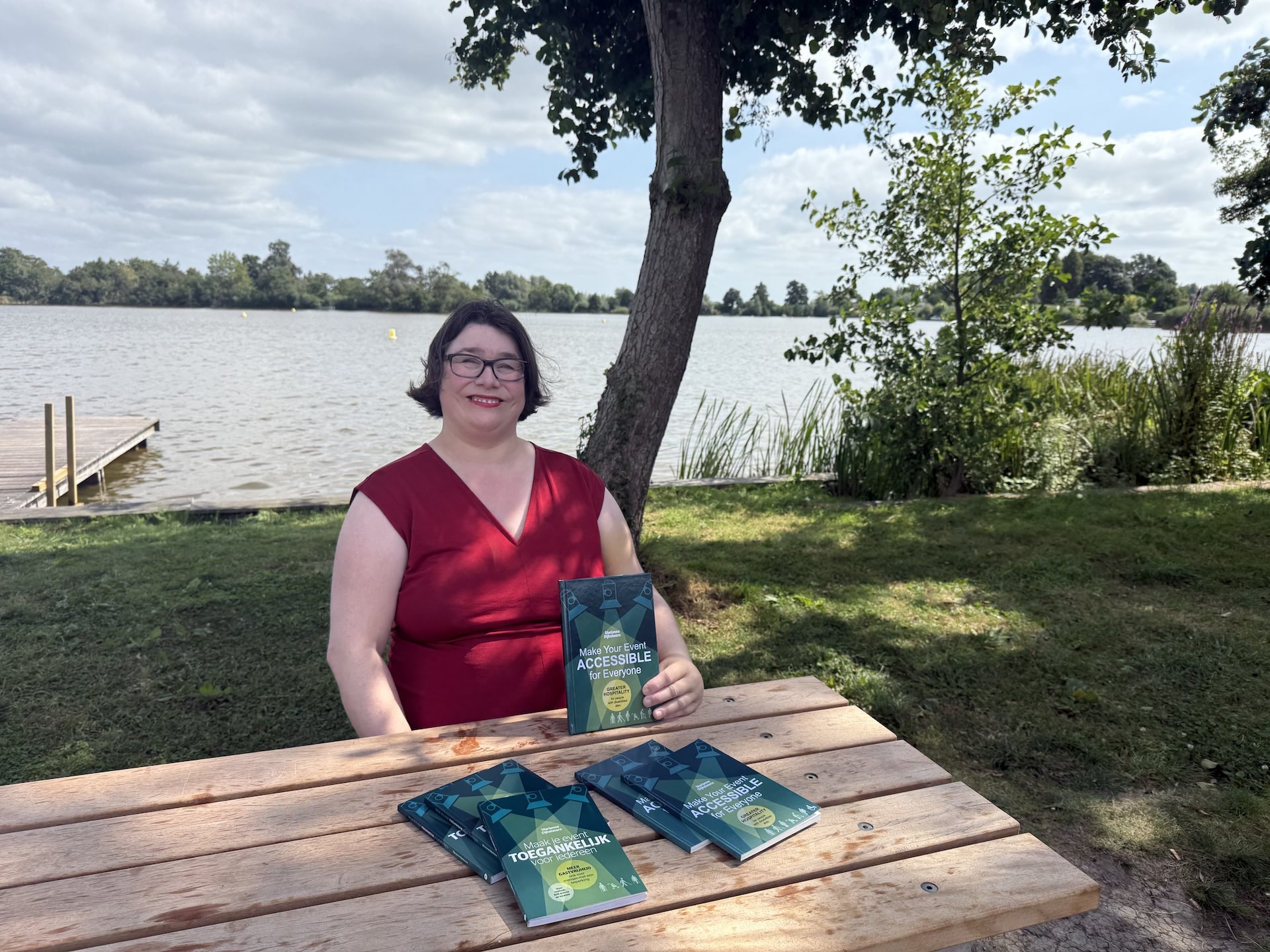 Marianne Dijkshoorn met de praktische handboeken Maak je event toegankelijk voor iedereen en Make Your Event ACCESSIBLE for Everyone.