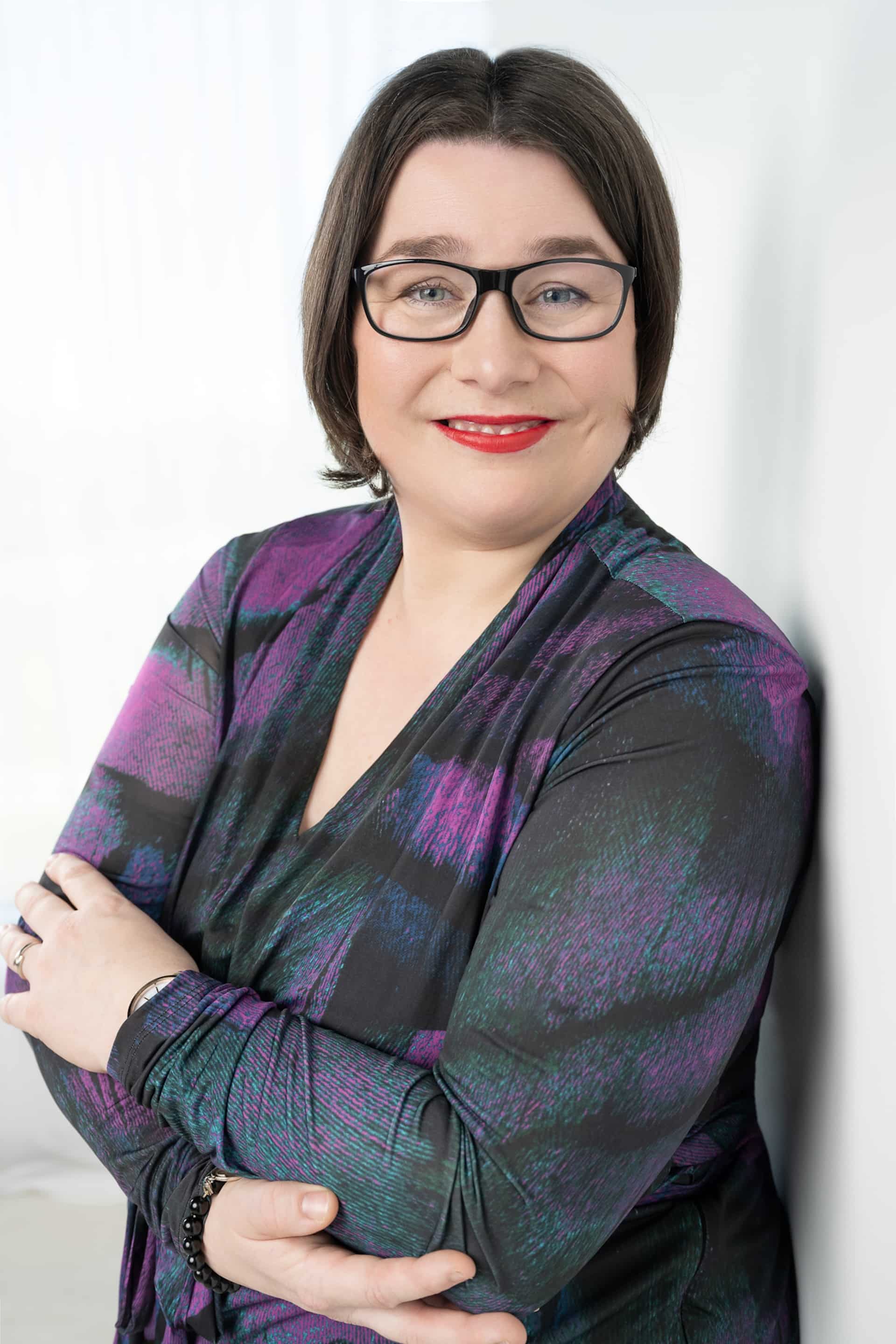 Portretfoto van Marianne Dijkshoorn die de specialist is in de toegankelijkheid van gebouwen, buitenruimte, evenementen en evenementen locaties.